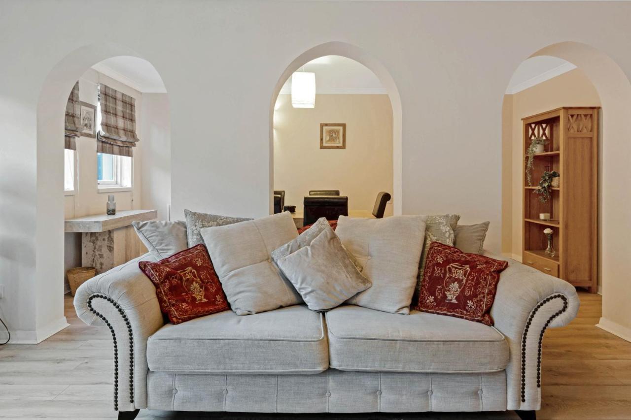 Elegant & Unique Getaway - Spacious 3 Bedroom, 2 Bathroom City Centre Apartment - Free Allocated Parking. Edinburg Exteriör bild